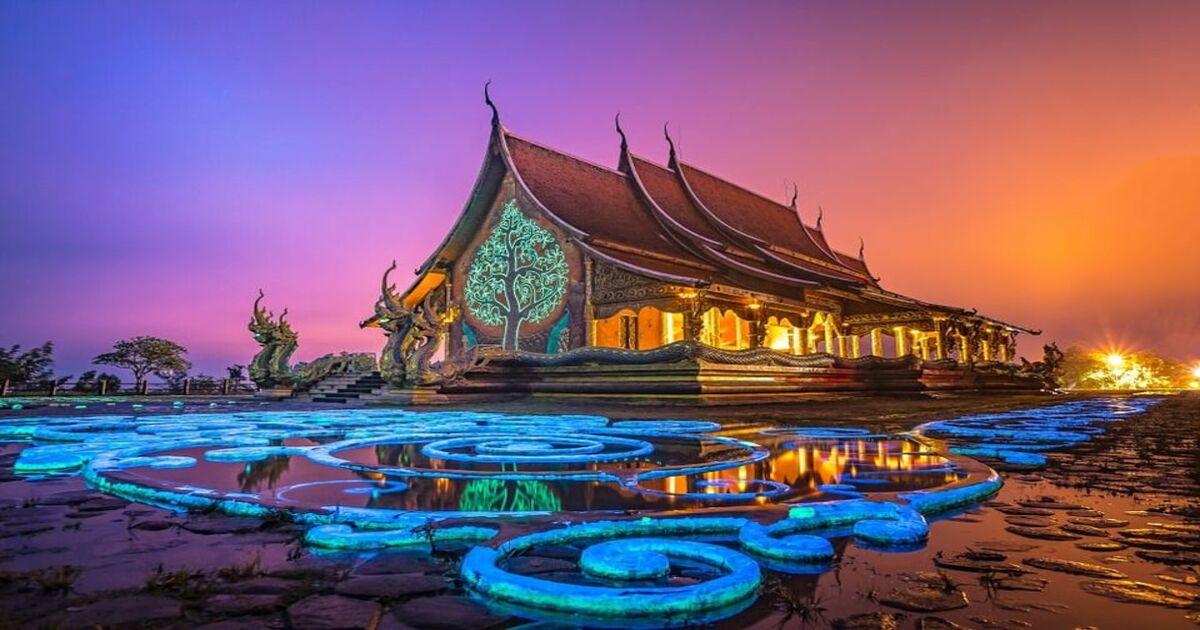 โบสถ์วัดภูพร้าวตอนพลบค่ำที่เปิดไฟโชวแสงสีสวยงาม
